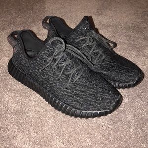 Men’s Yeezy Pirate Blacks V1 USED
